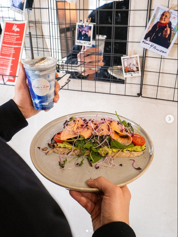 Gourmet Brunch Toast mit Burrata, Feigen und Granatapfel im Café München