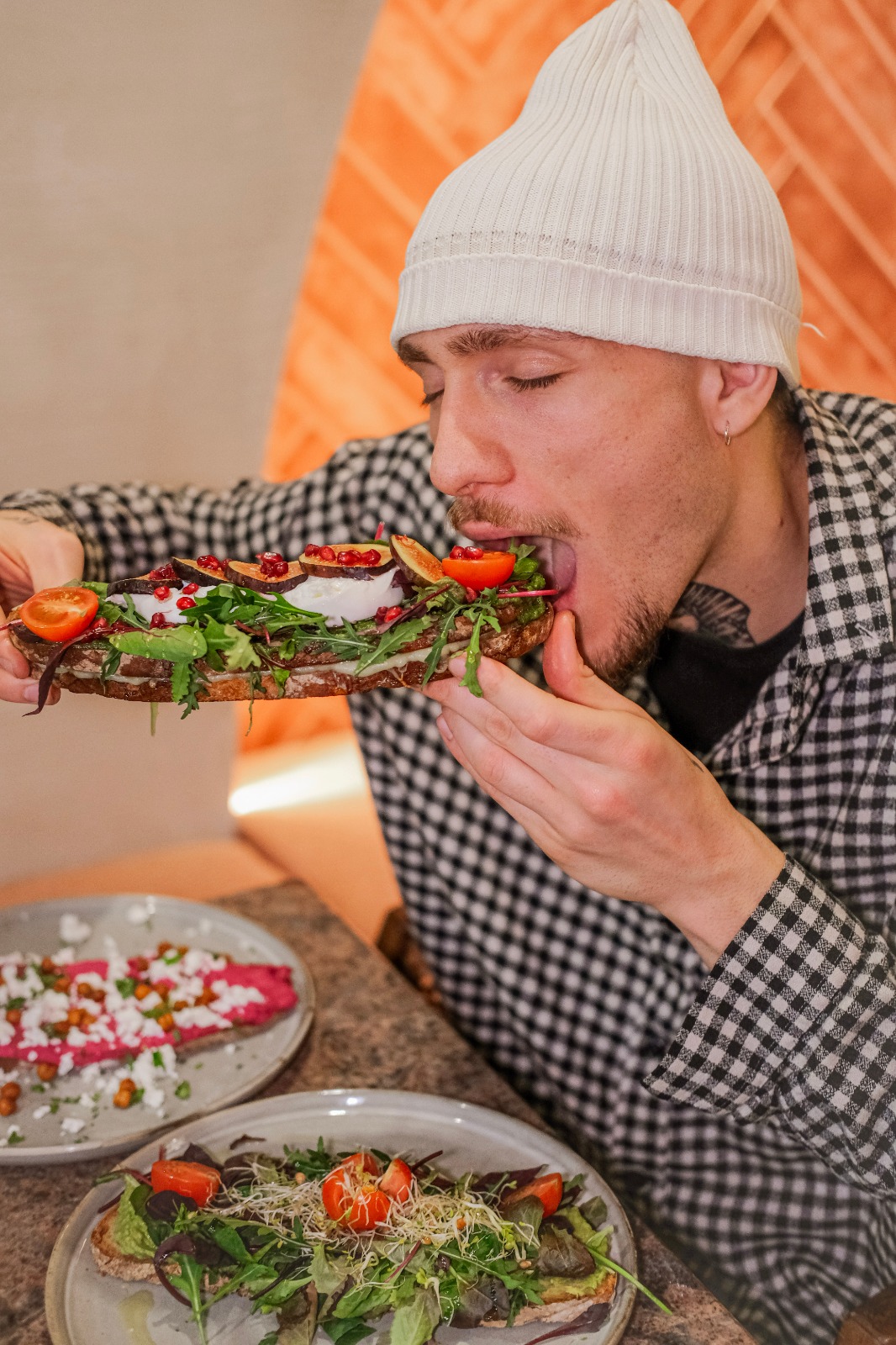 Gäste mit Sandwich und Getränk – Atmosphäre im Crumbs & Kisses München