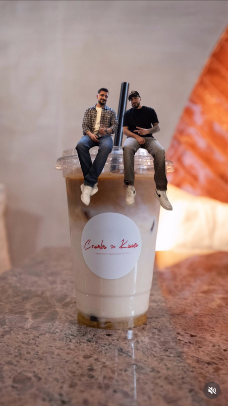 Iced Specialty Coffee mit Marken-Details – Social Experience im Crumbs & Kisses München