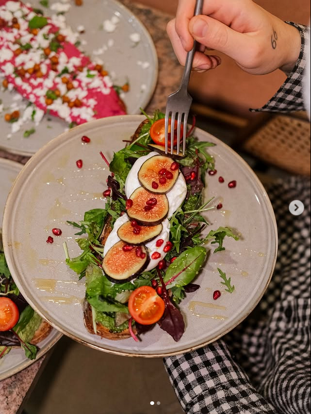 Kreativer Brunch-Toast mit Rote-Bete-Hummus und knusprigen Toppings
