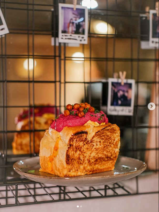 Signature Drink und Lachs-Avocado-Toast im Crumbs & Kisses Tagescafé München